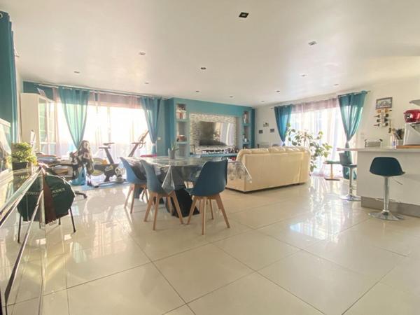 Maison récente tout confort avec grand jardin, très grand garage et piscine