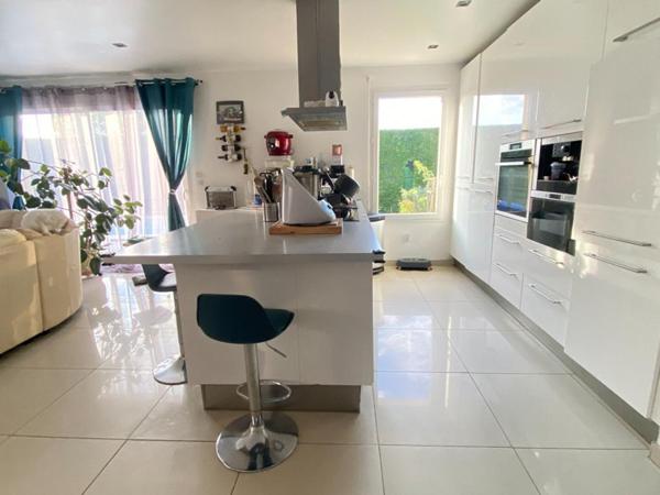 Maison récente tout confort avec grand jardin, très grand garage et piscine