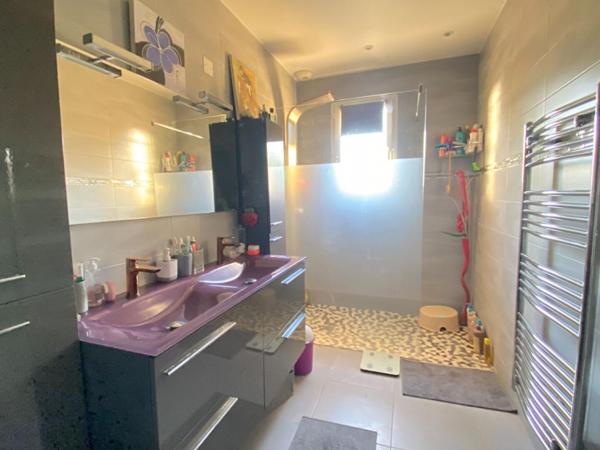 Maison récente tout confort avec grand jardin, très grand garage et piscine