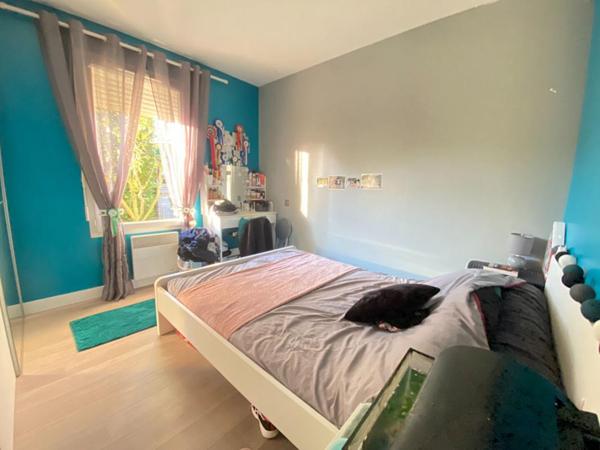 Maison récente tout confort avec grand jardin, très grand garage et piscine