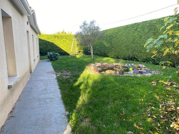 Maison récente tout confort avec grand jardin, très grand garage et piscine