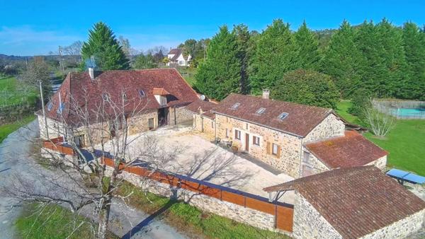 Deux maisons périgourdines en pierre avec dépendances, piscine et terrain.