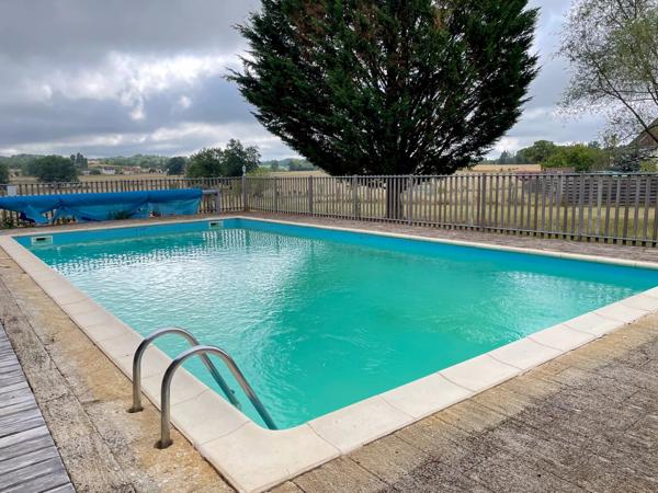Deux maisons périgourdines en pierre avec dépendances, piscine et terrain.