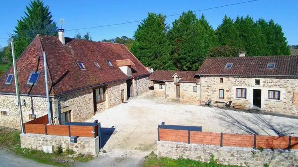 Deux maisons périgourdines en pierre avec dépendances, piscine et terrain.