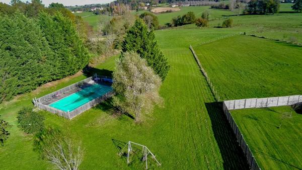 Deux maisons périgourdines en pierre avec dépendances, piscine et terrain.