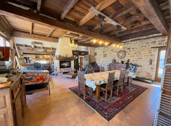Deux maisons périgourdines en pierre avec dépendances, piscine et terrain.
