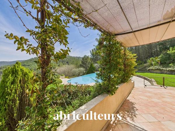 Splendide villa de 296 m² avec piscine, sauna, spa, terrain de 1,2 ha et vue exceptionnelle à Rognes (13840)