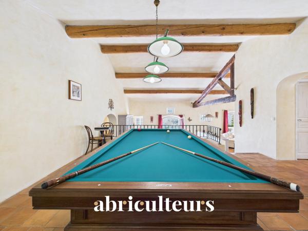 Splendide villa de 296 m² avec piscine, sauna, spa, terrain de 1,2 ha et vue exceptionnelle à Rognes (13840)