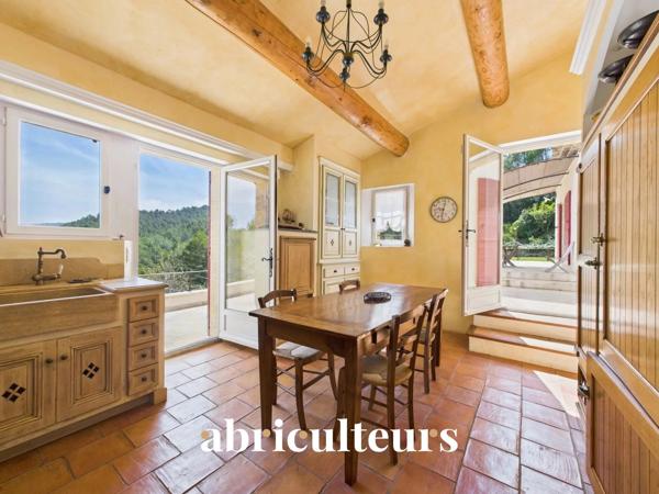 Splendide villa de 296 m² avec piscine, sauna, spa, terrain de 1,2 ha et vue exceptionnelle à Rognes (13840)