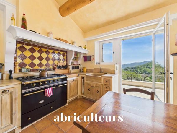 Splendide villa de 296 m² avec piscine, sauna, spa, terrain de 1,2 ha et vue exceptionnelle à Rognes (13840)
