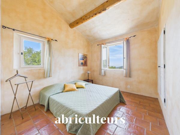Splendide villa de 296 m² avec piscine, sauna, spa, terrain de 1,2 ha et vue exceptionnelle à Rognes (13840)