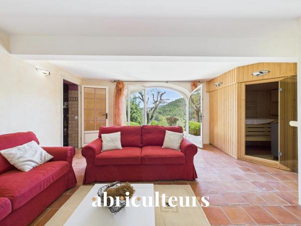 Splendide villa de 296 m² avec piscine, sauna, spa, terrain de 1,2 ha et vue exceptionnelle à Rognes (13840)