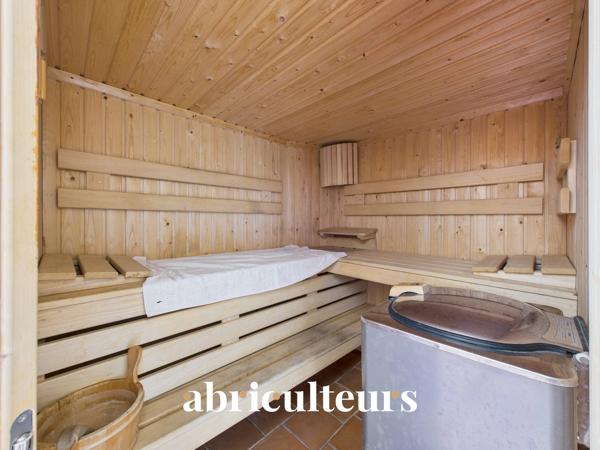 Splendide villa de 296 m² avec piscine, sauna, spa, terrain de 1,2 ha et vue exceptionnelle à Rognes (13840)