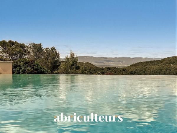 Splendide villa de 296 m² avec piscine, sauna, spa, terrain de 1,2 ha et vue exceptionnelle à Rognes (13840)