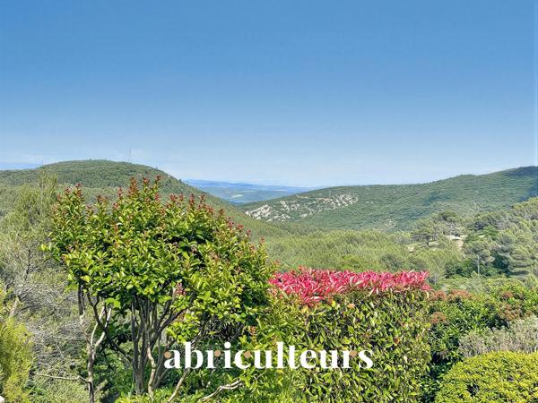 Splendide villa de 296 m² avec piscine, sauna, spa, terrain de 1,2 ha et vue exceptionnelle à Rognes (13840)