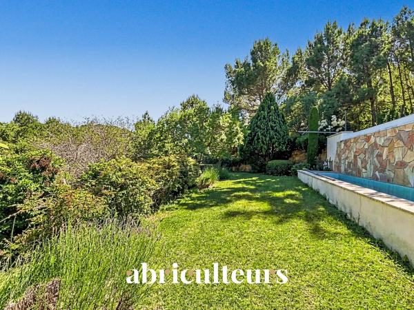 Splendide villa de 296 m² avec piscine, sauna, spa, terrain de 1,2 ha et vue exceptionnelle à Rognes (13840)