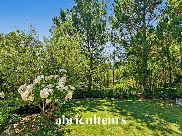 Splendide villa de 296 m² avec piscine, sauna, spa, terrain de 1,2 ha et vue exceptionnelle à Rognes (13840)