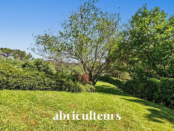 Splendide villa de 296 m² avec piscine, sauna, spa, terrain de 1,2 ha et vue exceptionnelle à Rognes (13840)