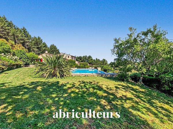 Splendide villa de 296 m² avec piscine, sauna, spa, terrain de 1,2 ha et vue exceptionnelle à Rognes (13840)