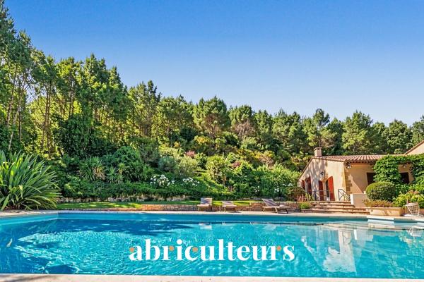 Splendide villa de 296 m² avec piscine, sauna, spa, terrain de 1,2 ha et vue exceptionnelle à Rognes (13840)