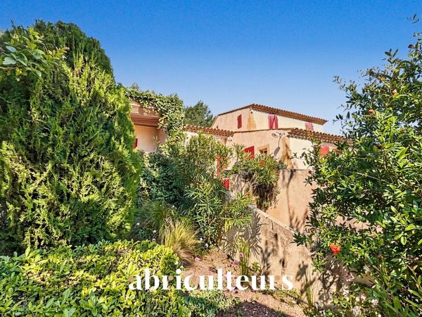 Splendide villa de 296 m² avec piscine, sauna, spa, terrain de 1,2 ha et vue exceptionnelle à Rognes (13840)