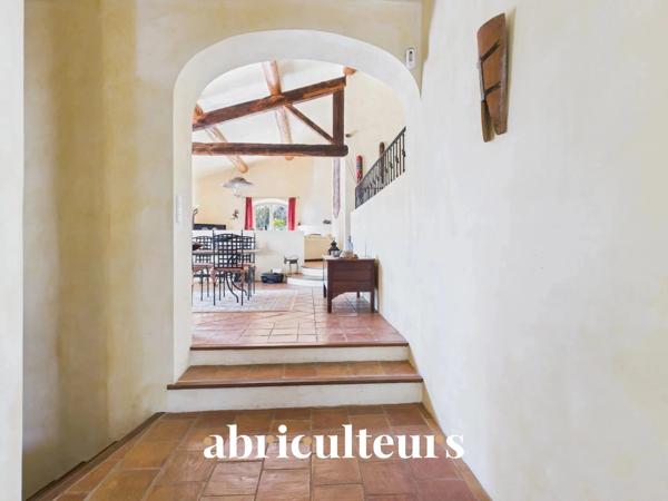 Splendide villa de 296 m² avec piscine, sauna, spa, terrain de 1,2 ha et vue exceptionnelle à Rognes (13840)