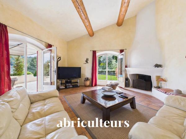 Splendide villa de 296 m² avec piscine, sauna, spa, terrain de 1,2 ha et vue exceptionnelle à Rognes (13840)