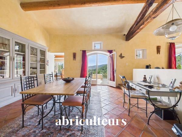 Splendide villa de 296 m² avec piscine, sauna, spa, terrain de 1,2 ha et vue exceptionnelle à Rognes (13840)