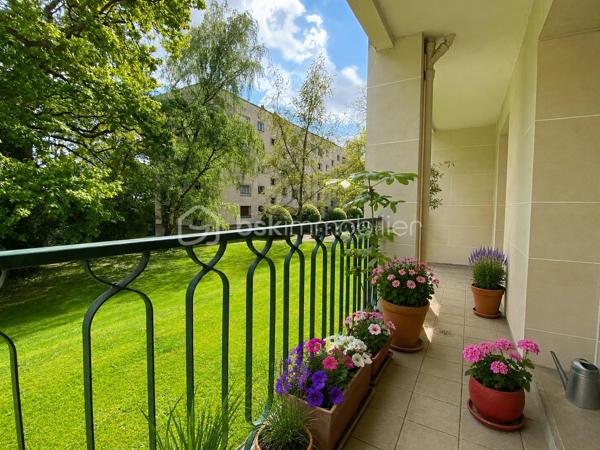 Situé au sein de la résidence du Monastère, cet appartement de 5 pièces en rez-de-chaussée surélevé offre un cadre de vie exceptionnel, au pied de la forêt de Fausses-Reposes.
Idéalement placé, vous bénéficierez d’un environnement calme et verdoyant, tout en étant à seulement 5 minutes à pied des écoles et 10 minutes du centre-ville et de ses commerces. Le bus GPSO, au pied de la résidence, permet de rejoindre rapidement la gare de Sèvres Ville-d'Avray.
L’ appartement se compose d’une entrée, d’une cuisine aménagée et équipée ouverte sur la salle à manger, ainsi que d’un vaste séjour lumineux donnant accès à un balcon. Une première chambre bénéficie également d’un accès direct à ce balcon.
Un dégagement avec rangement dessert deux autres chambres spacieuses, une salle d’eau ainsi qu’un WC invités avec lave-mains.
Une cave vient compléter ce bien. Le stationnement est libre au sein de la résidence.