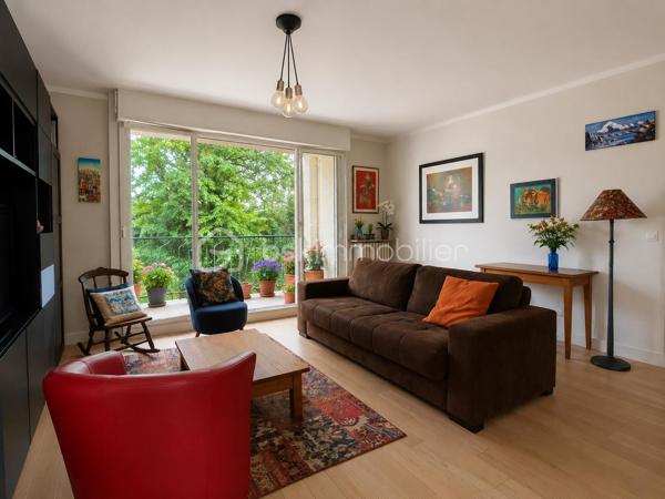 Situé au sein de la résidence du Monastère, cet appartement de 5 pièces en rez-de-chaussée surélevé offre un cadre de vie exceptionnel, au pied de la forêt de Fausses-Reposes.
Idéalement placé, vous bénéficierez d’un environnement calme et verdoyant, tout en étant à seulement 5 minutes à pied des écoles et 10 minutes du centre-ville et de ses commerces. Le bus GPSO, au pied de la résidence, permet de rejoindre rapidement la gare de Sèvres Ville-d'Avray.
L’ appartement se compose d’une entrée, d’une cuisine aménagée et équipée ouverte sur la salle à manger, ainsi que d’un vaste séjour lumineux donnant accès à un balcon. Une première chambre bénéficie également d’un accès direct à ce balcon.
Un dégagement avec rangement dessert deux autres chambres spacieuses, une salle d’eau ainsi qu’un WC invités avec lave-mains.
Une cave vient compléter ce bien. Le stationnement est libre au sein de la résidence.