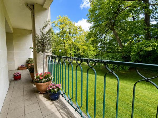 Situé au sein de la résidence du Monastère, cet appartement de 5 pièces en rez-de-chaussée surélevé offre un cadre de vie exceptionnel, au pied de la forêt de Fausses-Reposes.
Idéalement placé, vous bénéficierez d’un environnement calme et verdoyant, tout en étant à seulement 5 minutes à pied des écoles et 10 minutes du centre-ville et de ses commerces. Le bus GPSO, au pied de la résidence, permet de rejoindre rapidement la gare de Sèvres Ville-d'Avray.
L’ appartement se compose d’une entrée, d’une cuisine aménagée et équipée ouverte sur la salle à manger, ainsi que d’un vaste séjour lumineux donnant accès à un balcon. Une première chambre bénéficie également d’un accès direct à ce balcon.
Un dégagement avec rangement dessert deux autres chambres spacieuses, une salle d’eau ainsi qu’un WC invités avec lave-mains.
Une cave vient compléter ce bien. Le stationnement est libre au sein de la résidence.