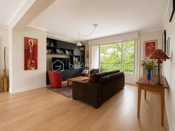 Situé au sein de la résidence du Monastère, cet appartement de 5 pièces en rez-de-chaussée surélevé offre un cadre de vie exceptionnel, au pied de la forêt de Fausses-Reposes.
Idéalement placé, vous bénéficierez d’un environnement calme et verdoyant, tout en étant à seulement 5 minutes à pied des écoles et 10 minutes du centre-ville et de ses commerces. Le bus GPSO, au pied de la résidence, permet de rejoindre rapidement la gare de Sèvres Ville-d'Avray.
L’ appartement se compose d’une entrée, d’une cuisine aménagée et équipée ouverte sur la salle à manger, ainsi que d’un vaste séjour lumineux donnant accès à un balcon. Une première chambre bénéficie également d’un accès direct à ce balcon.
Un dégagement avec rangement dessert deux autres chambres spacieuses, une salle d’eau ainsi qu’un WC invités avec lave-mains.
Une cave vient compléter ce bien. Le stationnement est libre au sein de la résidence.