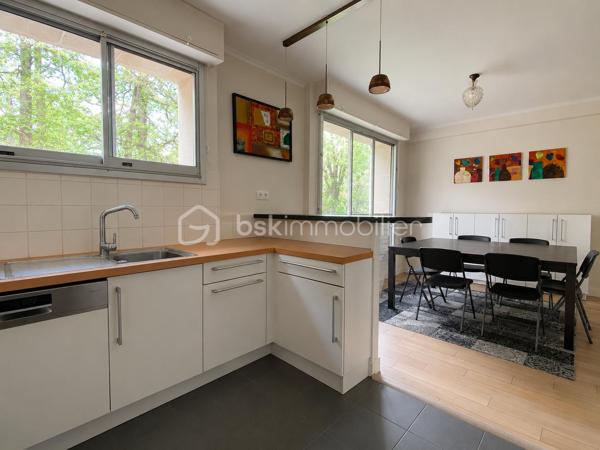 Situé au sein de la résidence du Monastère, cet appartement de 5 pièces en rez-de-chaussée surélevé offre un cadre de vie exceptionnel, au pied de la forêt de Fausses-Reposes.
Idéalement placé, vous bénéficierez d’un environnement calme et verdoyant, tout en étant à seulement 5 minutes à pied des écoles et 10 minutes du centre-ville et de ses commerces. Le bus GPSO, au pied de la résidence, permet de rejoindre rapidement la gare de Sèvres Ville-d'Avray.
L’ appartement se compose d’une entrée, d’une cuisine aménagée et équipée ouverte sur la salle à manger, ainsi que d’un vaste séjour lumineux donnant accès à un balcon. Une première chambre bénéficie également d’un accès direct à ce balcon.
Un dégagement avec rangement dessert deux autres chambres spacieuses, une salle d’eau ainsi qu’un WC invités avec lave-mains.
Une cave vient compléter ce bien. Le stationnement est libre au sein de la résidence.