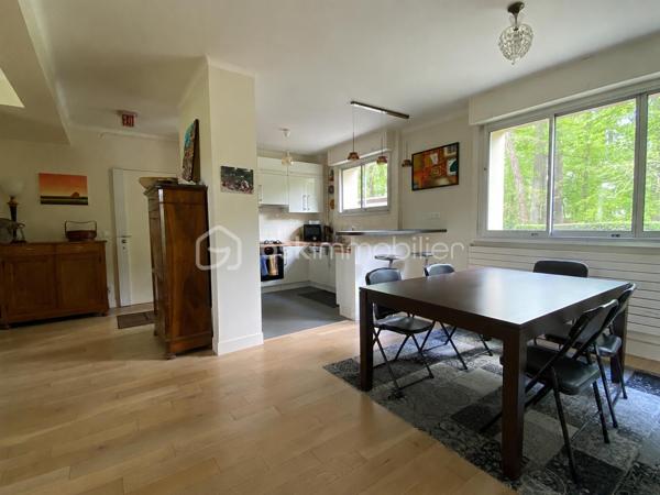 Situé au sein de la résidence du Monastère, cet appartement de 5 pièces en rez-de-chaussée surélevé offre un cadre de vie exceptionnel, au pied de la forêt de Fausses-Reposes.
Idéalement placé, vous bénéficierez d’un environnement calme et verdoyant, tout en étant à seulement 5 minutes à pied des écoles et 10 minutes du centre-ville et de ses commerces. Le bus GPSO, au pied de la résidence, permet de rejoindre rapidement la gare de Sèvres Ville-d'Avray.
L’ appartement se compose d’une entrée, d’une cuisine aménagée et équipée ouverte sur la salle à manger, ainsi que d’un vaste séjour lumineux donnant accès à un balcon. Une première chambre bénéficie également d’un accès direct à ce balcon.
Un dégagement avec rangement dessert deux autres chambres spacieuses, une salle d’eau ainsi qu’un WC invités avec lave-mains.
Une cave vient compléter ce bien. Le stationnement est libre au sein de la résidence.