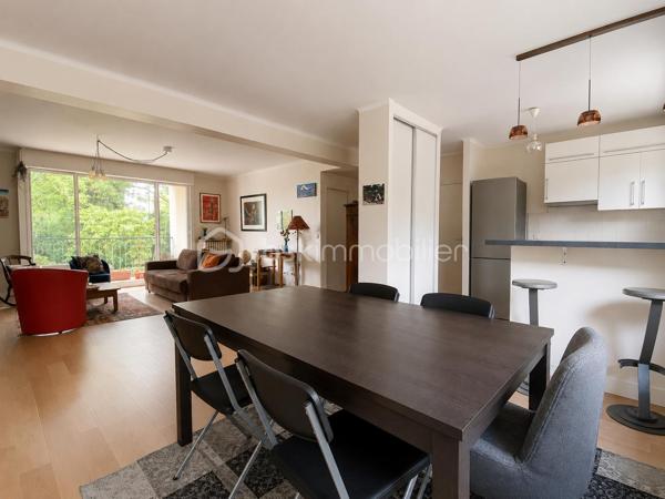 Situé au sein de la résidence du Monastère, cet appartement de 5 pièces en rez-de-chaussée surélevé offre un cadre de vie exceptionnel, au pied de la forêt de Fausses-Reposes.
Idéalement placé, vous bénéficierez d’un environnement calme et verdoyant, tout en étant à seulement 5 minutes à pied des écoles et 10 minutes du centre-ville et de ses commerces. Le bus GPSO, au pied de la résidence, permet de rejoindre rapidement la gare de Sèvres Ville-d'Avray.
L’ appartement se compose d’une entrée, d’une cuisine aménagée et équipée ouverte sur la salle à manger, ainsi que d’un vaste séjour lumineux donnant accès à un balcon. Une première chambre bénéficie également d’un accès direct à ce balcon.
Un dégagement avec rangement dessert deux autres chambres spacieuses, une salle d’eau ainsi qu’un WC invités avec lave-mains.
Une cave vient compléter ce bien. Le stationnement est libre au sein de la résidence.