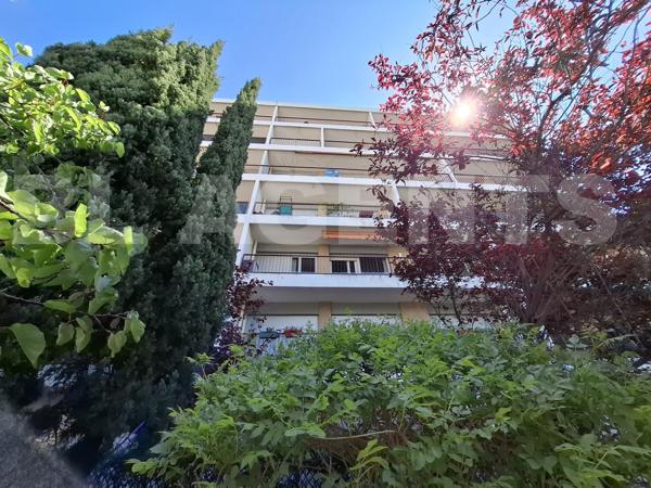 T3/4 de 90m² traversant avec terrasse,places autos, cave
