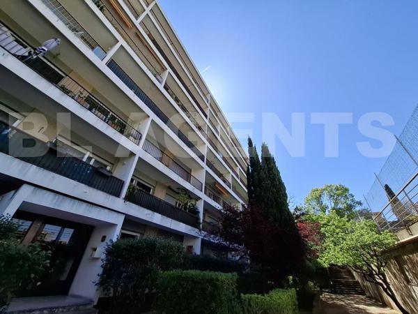 T3/4 de 90m² traversant avec terrasse,places autos, cave