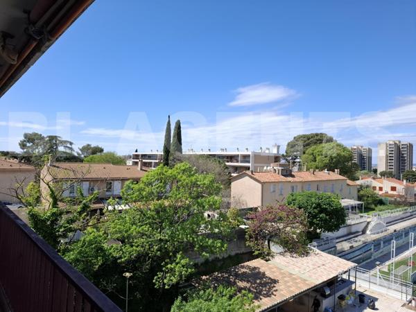 T3/4 de 90m² traversant avec terrasse,places autos, cave