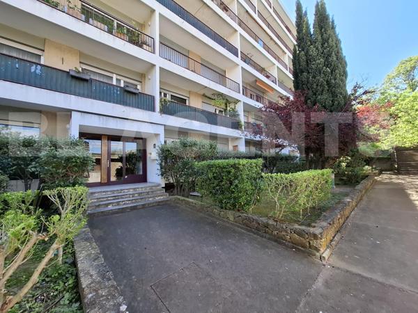T3/4 de 90m² traversant avec terrasse,places autos, cave