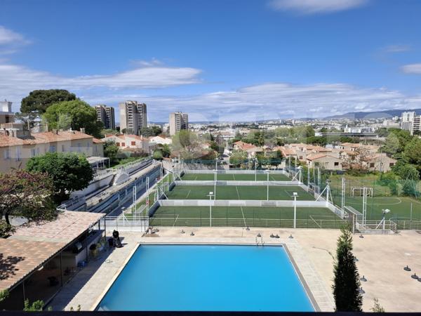 T3/4 de 90m² traversant avec terrasse,places autos, cave