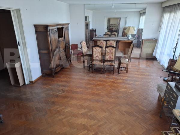 T3/4 de 90m² traversant avec terrasse,places autos, cave