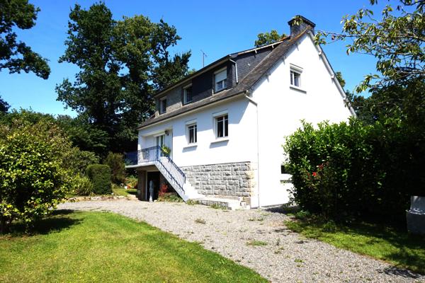 Grande maison familiale à PABU avec vaste terrain arboré