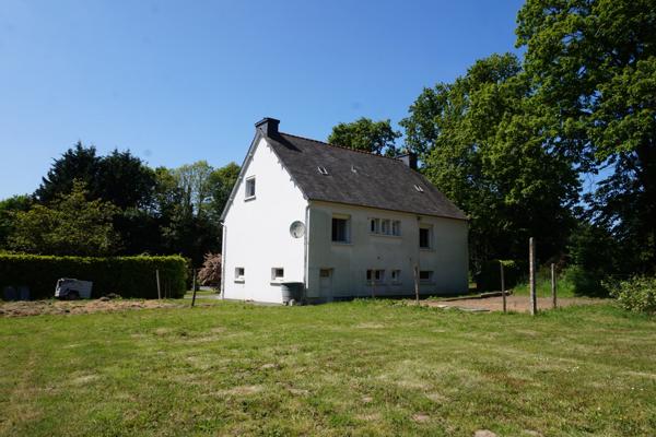 Grande maison familiale à PABU avec vaste terrain arboré