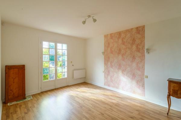 Proximité de Pont l'Evèque - Maison de 144 m2 - 3 chambres dont 1 rdc - Dépendance 65 m2 avec garage - Terrain 2177 m2