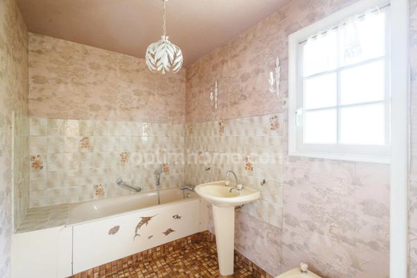 Proximité de Pont l'Evèque - Maison de 144 m2 - 3 chambres dont 1 rdc - Dépendance 65 m2 avec garage - Terrain 2177 m2