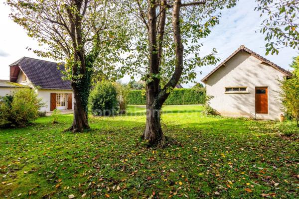 Proximité de Pont l'Evèque - Maison de 144 m2 - 3 chambres dont 1 rdc - Dépendance 65 m2 avec garage - Terrain 2177 m2