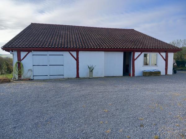 Urt (64240) Maison de caractère T7 datant de 1586 en bon état géneral