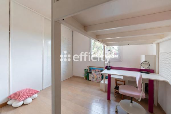 Appartement
         6 pièces
        - 130 m² Bien prestige 710 000 € *