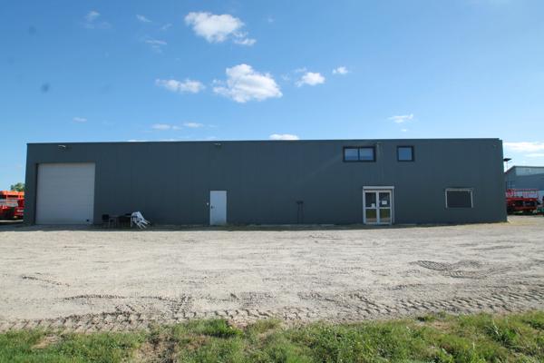 À VENDRE – Bâtiment Professionnel Récent de 550 m² – Damazan (ZAE)- Terrain 3064m²