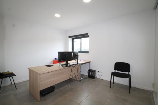 À VENDRE – Bâtiment Professionnel Récent de 550 m² – Damazan (ZAE)- Terrain 3064m²